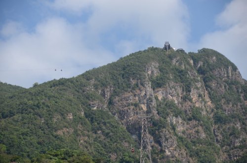 Der Mast im Vordergrund ist der letzte bis zu der Bergstation im Hintergrund