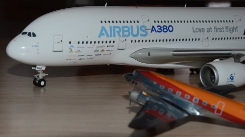 JC Wings 1:200 Airbus A380 in Werksfarben (Love at first flight) und eine DC-3