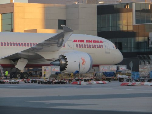Air India 787-8 - man beachte die chevrons am Triebwerk und die raked wingtips