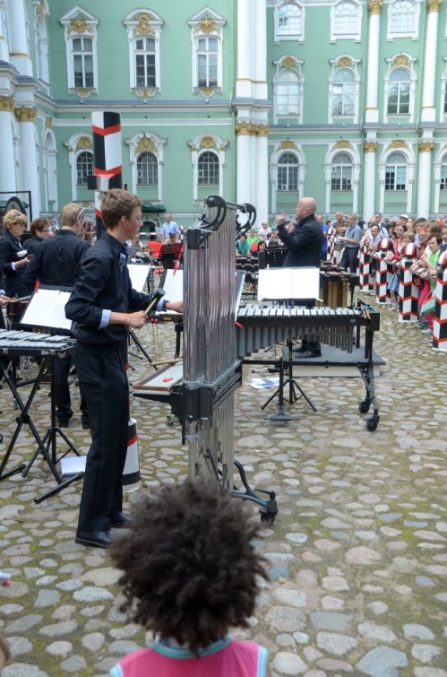 Niederländisches Orchester spielt Filmmusik im Hof des Winterpalasts